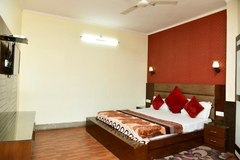 Postel nebo postele na pokoji v ubytování Hotel Ganga Basin