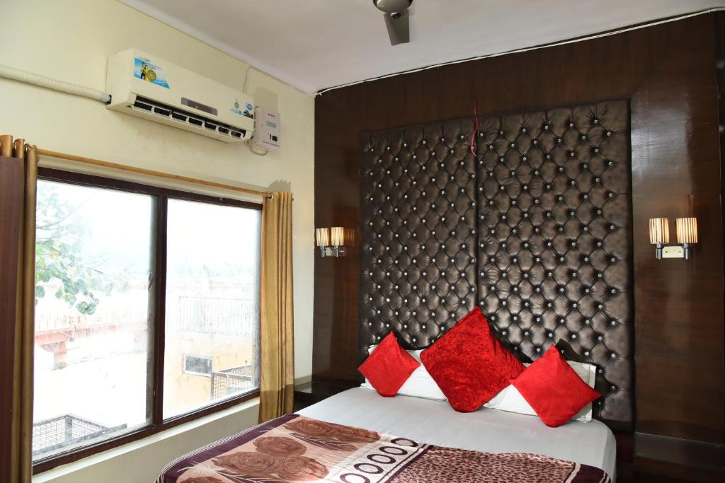Postel nebo postele na pokoji v ubytování Hotel Ganga Basin