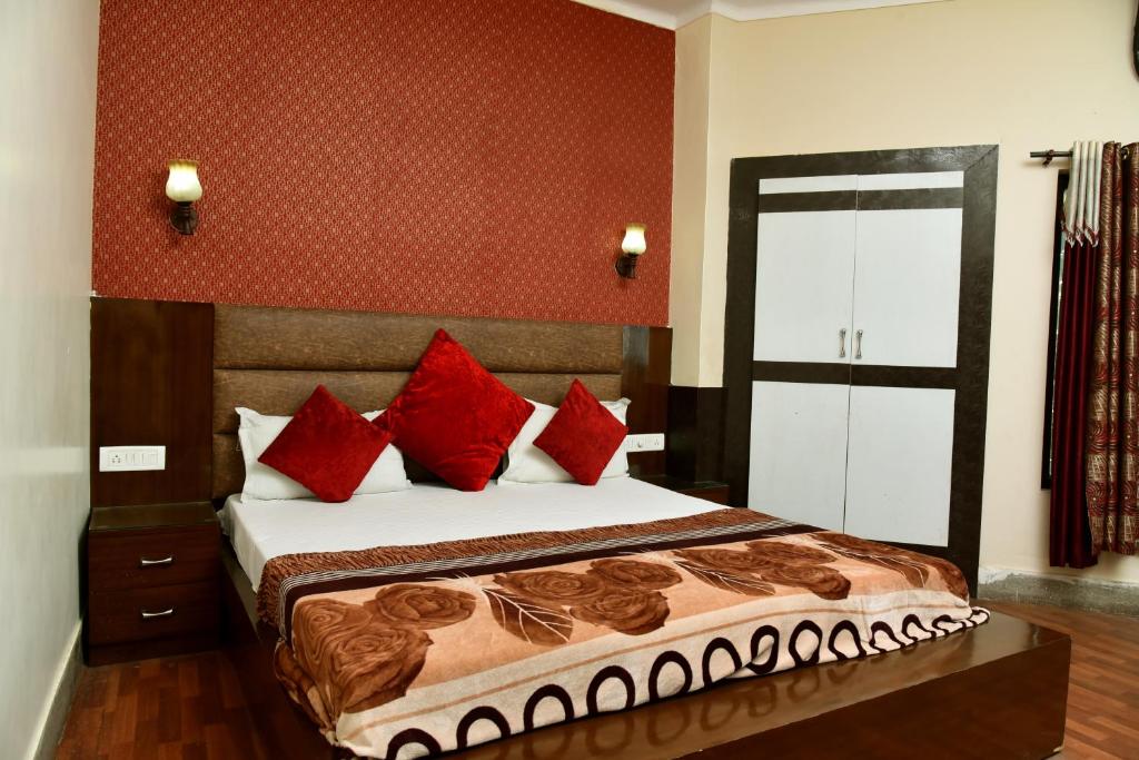 Postel nebo postele na pokoji v ubytování Hotel Ganga Basin