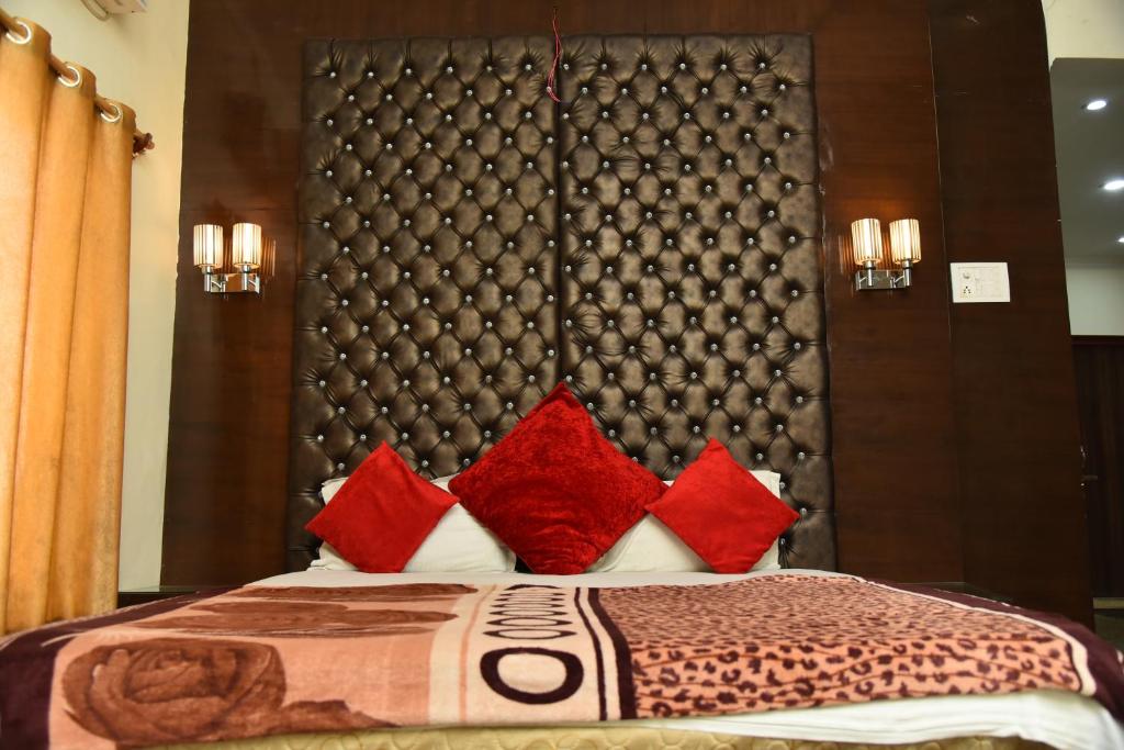 Postel nebo postele na pokoji v ubytování Hotel Ganga Basin