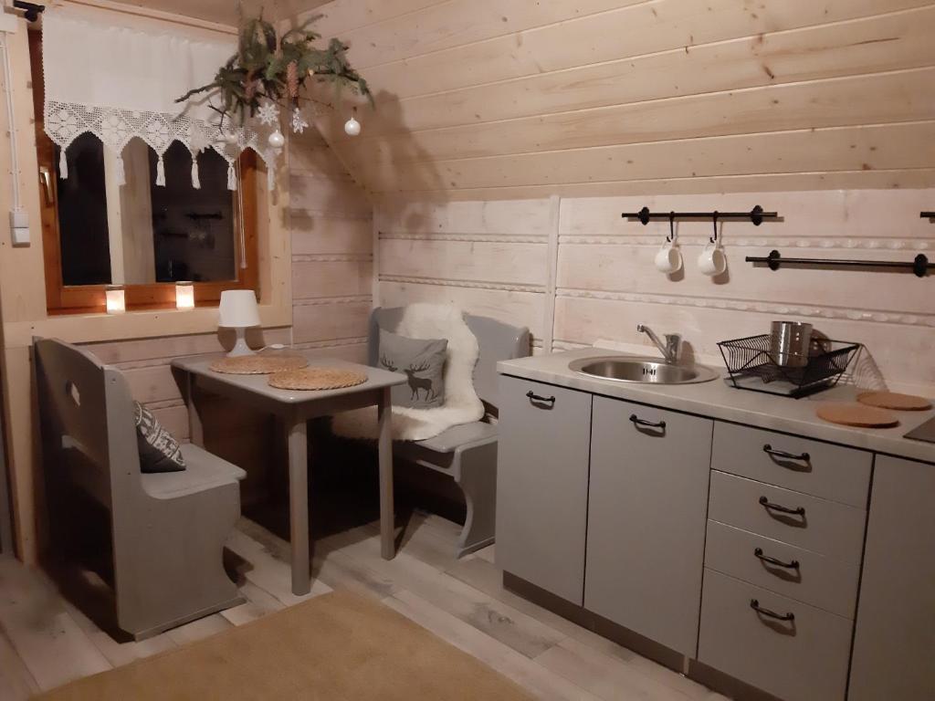 Köök või kööginurk majutusasutuses Domki z jacuzzi Pasja I