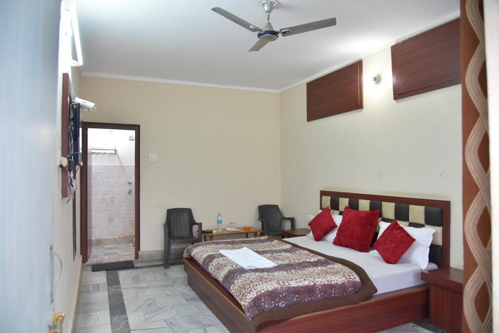 Postel nebo postele na pokoji v ubytování Hotel Ganga Basin