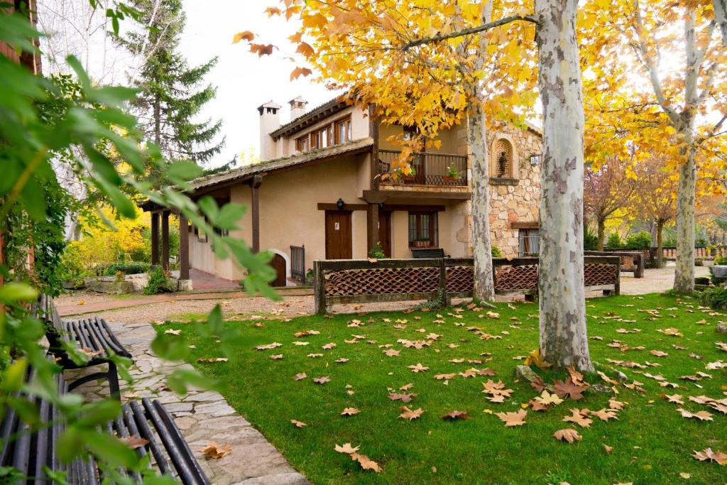 a house with a yard with leaves on the grass at La Tejera de Fausto in Requijada