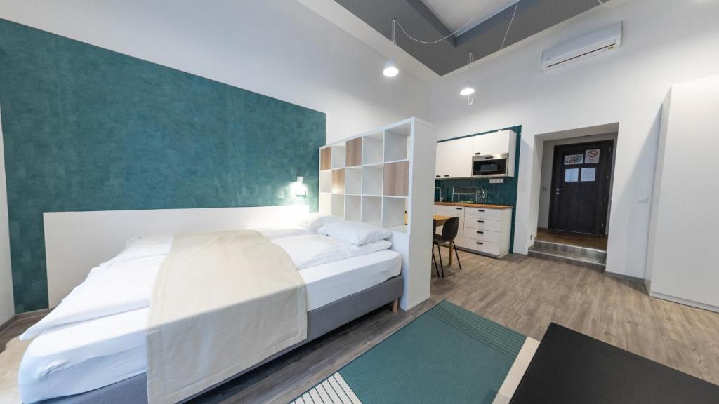 ブダペストにあるBpR Downtown Gemstone Apartmentsのベッドルーム(白い大型ベッド1台、デスク付)
