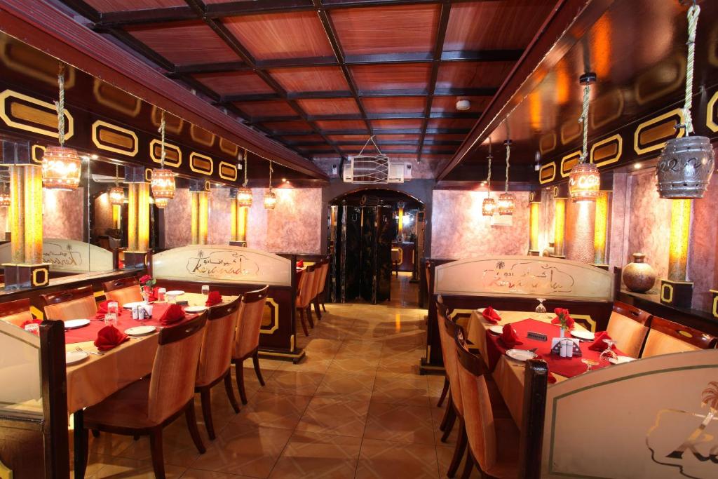 Restaurace v ubytování Al Bahjah Hotel