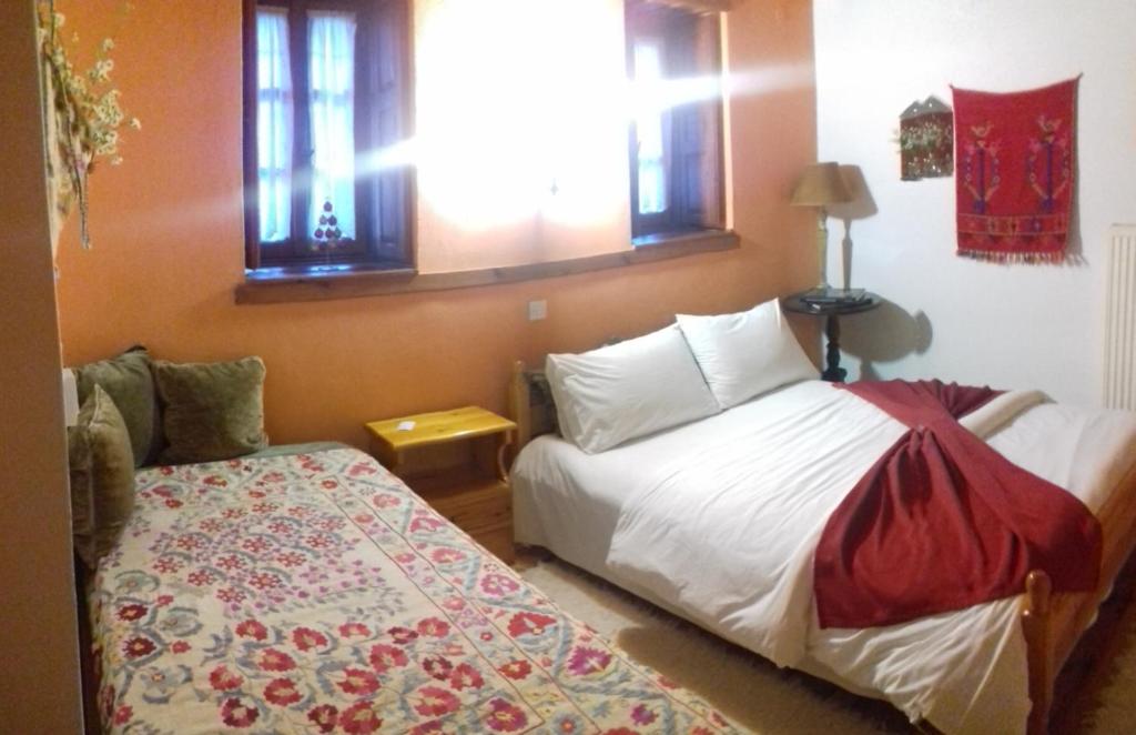 Postel nebo postele na pokoji v ubytování Traditional Rooms karaouli