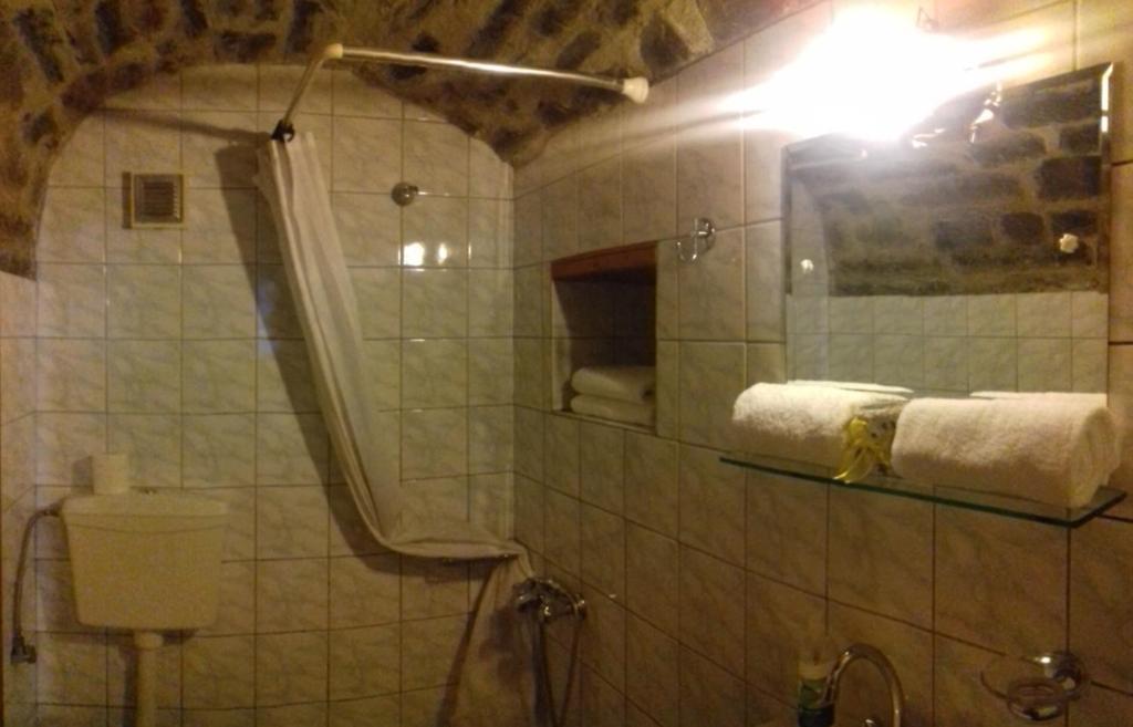 Koupelna v ubytování Traditional Rooms karaouli