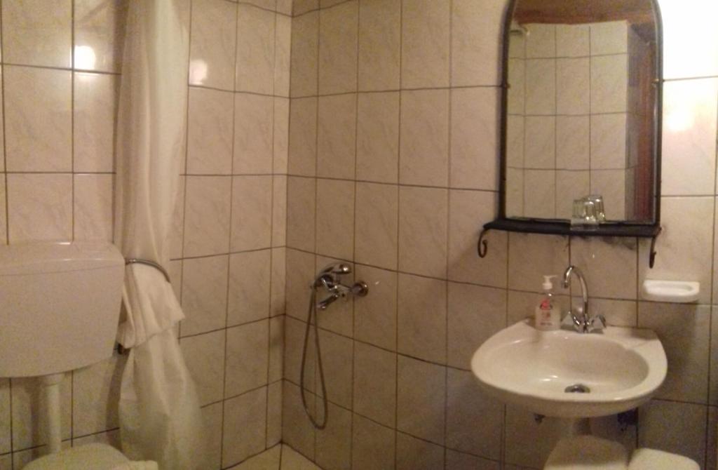 Koupelna v ubytování Traditional Rooms karaouli