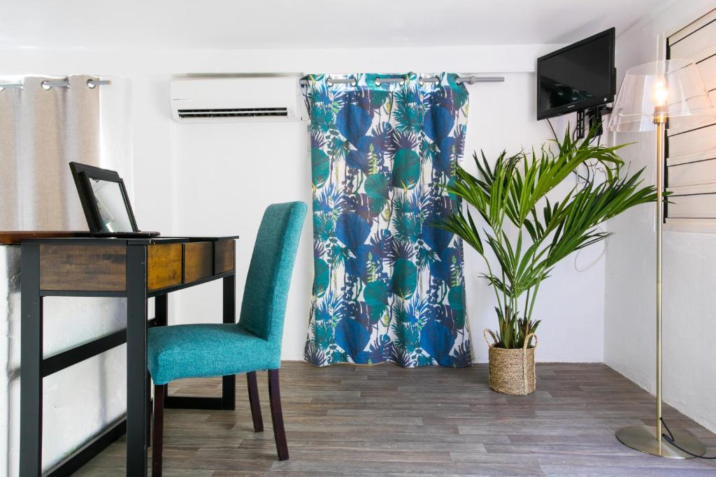 Koho SXM - ex Hevea Hotelにあるテレビまたはエンターテインメントセンター
