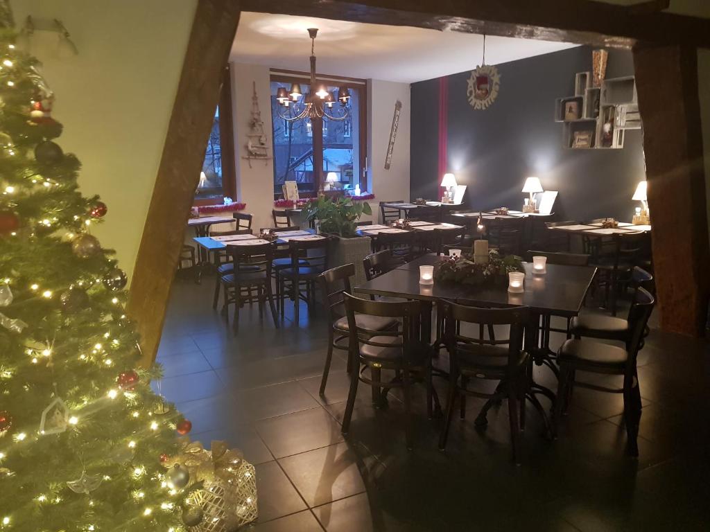 Restaurace v ubytování Au sommet de la cascade