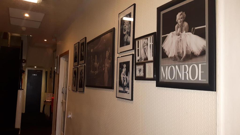 Eine Wand mit Bildern einer Frau darauf. in der Unterkunft The Fame in Blackpool