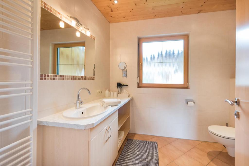 Koupelna v ubytování Almdorf Tirol