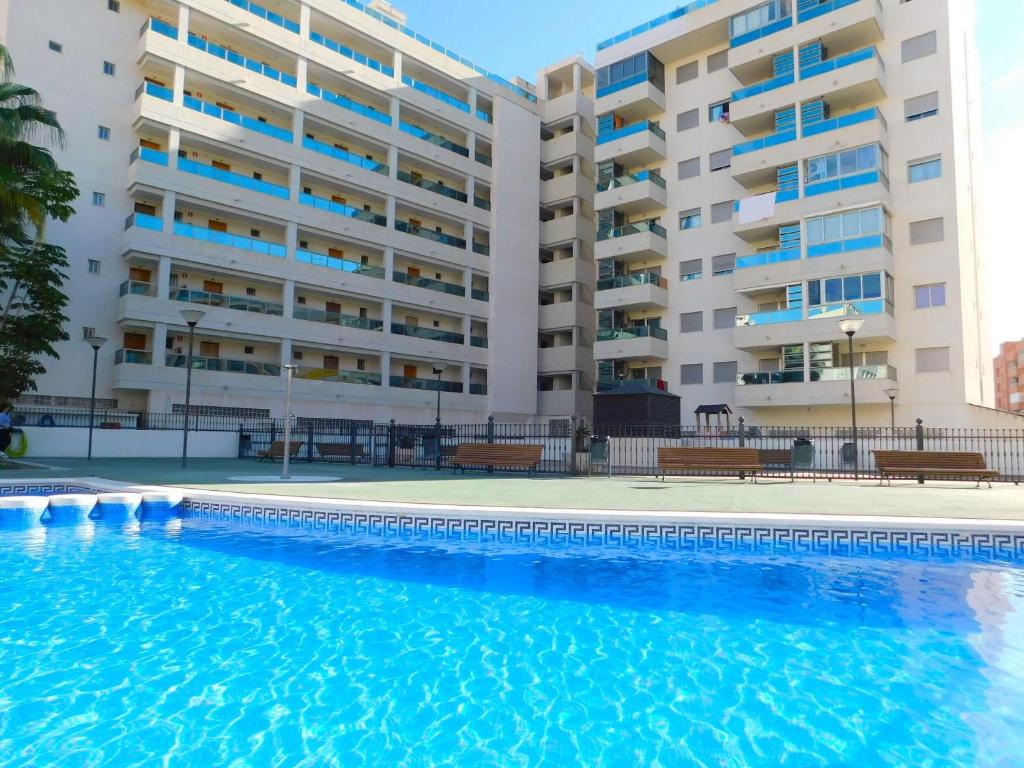 einem Pool vor einem großen Apartmenthaus in der Unterkunft Apartamento Marinada in Benidorm