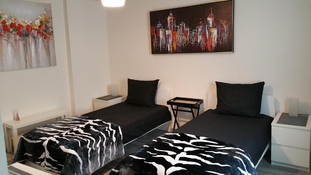 ein Schlafzimmer mit 2 Betten und einem Wandgemälde in der Unterkunft Room in SPA " TABARKA " in Spa