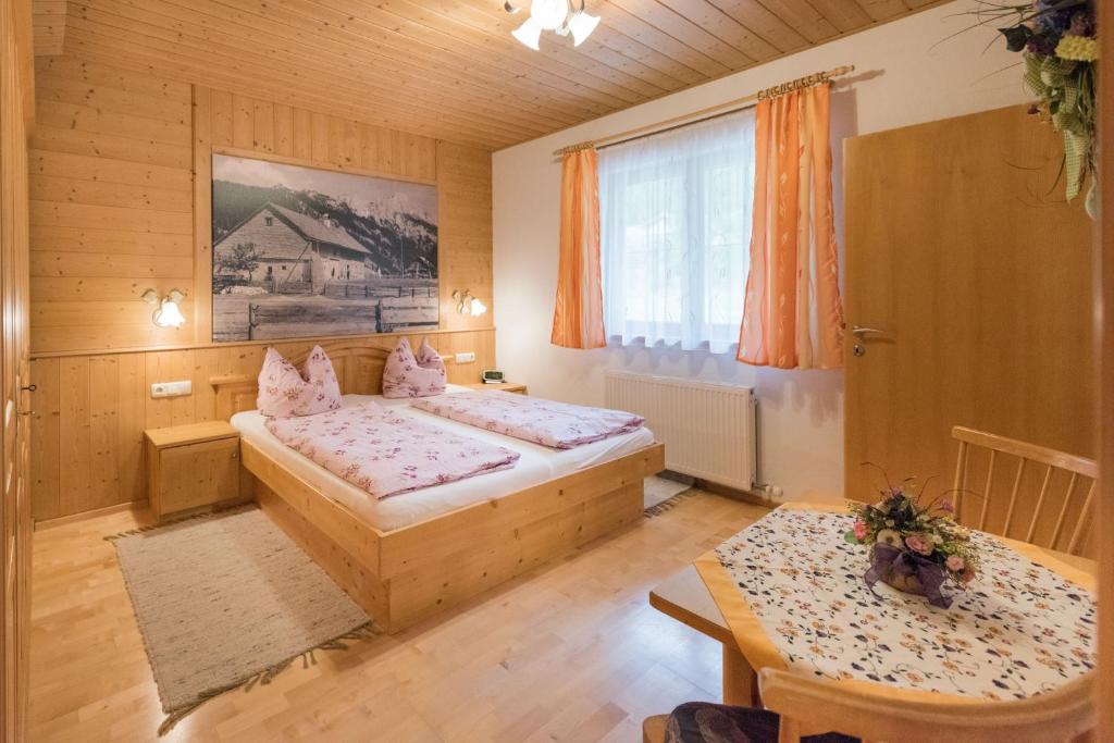 Postel nebo postele na pokoji v ubytování Almdorf Tirol