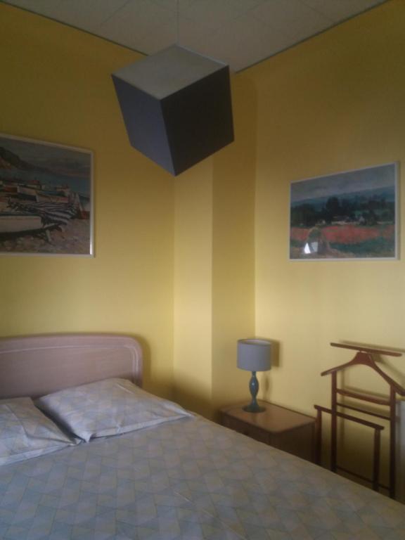 ニースにあるVilla Chamadeのベッドルーム1室(天井に黒いオブジェクトが掛けられたベッド1台付)