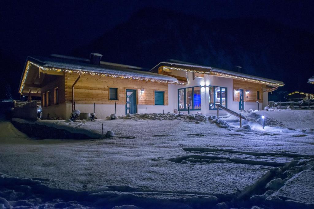 Almdorf Tirol v zimě