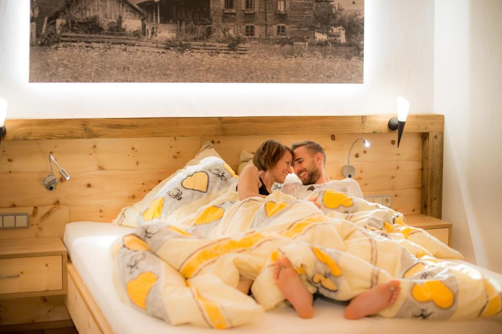 Postel nebo postele na pokoji v ubytování Almdorf Tirol