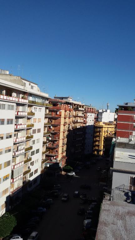 widok miasta z lotu ptaka z wysokimi budynkami w obiekcie B&B Metropolitan Taranto w mieście Tarent