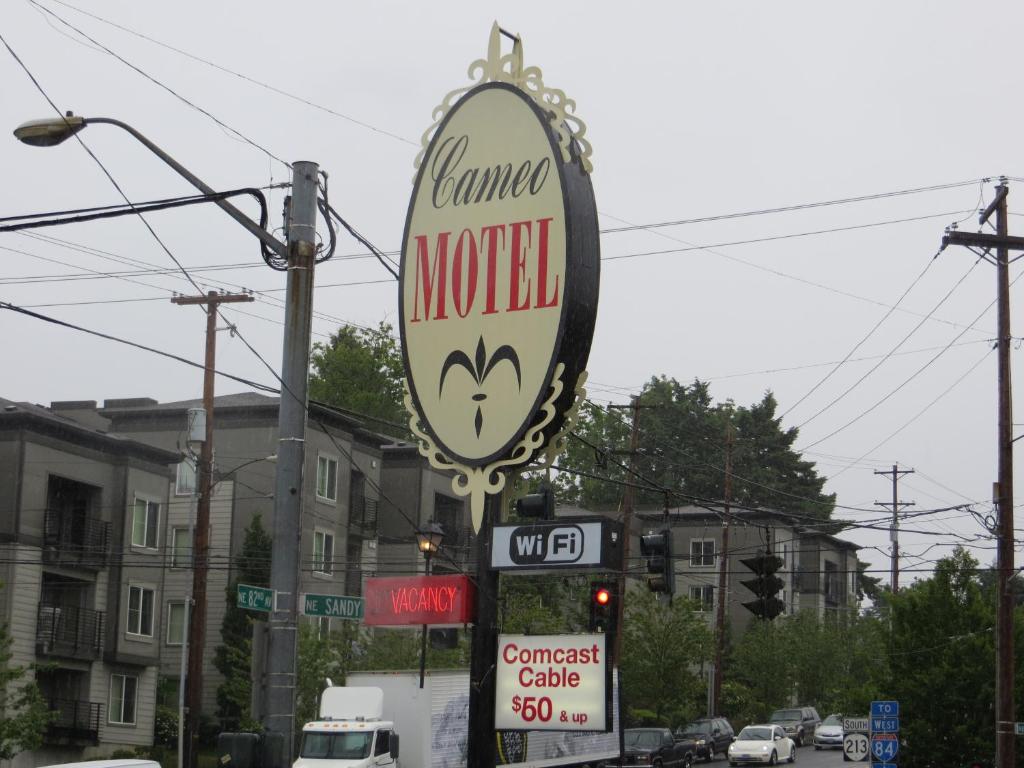 una señal para un motel de camellos en una calle en Cameo Motel - Portland en Portland