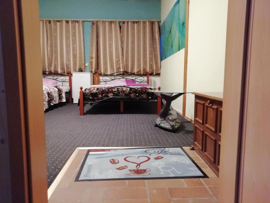um quarto com uma cama e um tapete no chão em Pension Dingolshausen em Dingolshausen