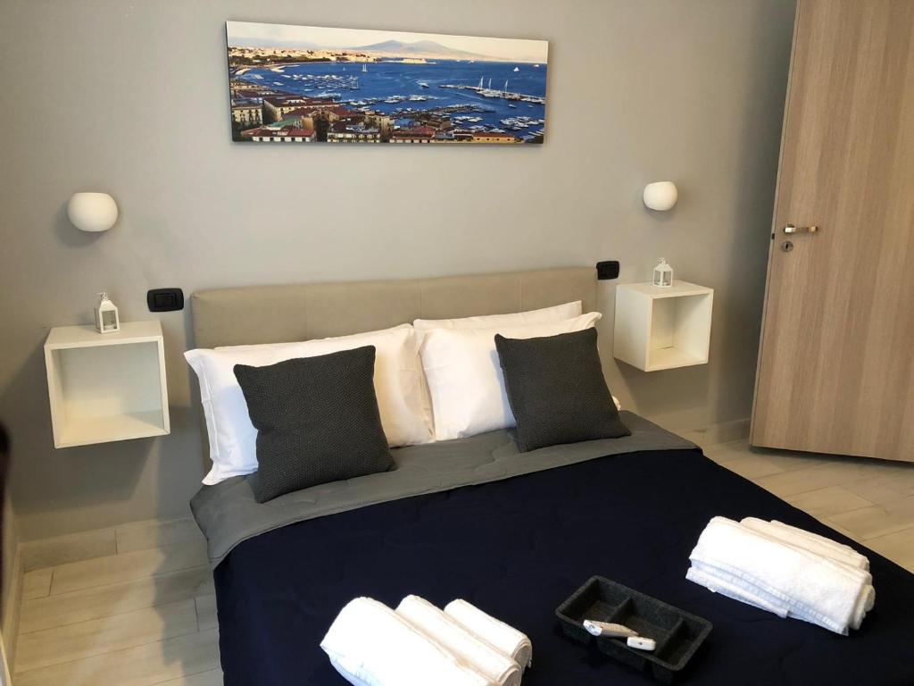 1 dormitorio con 1 cama grande y toallas. en B&B Belvedere Partenopeo, en Nápoles