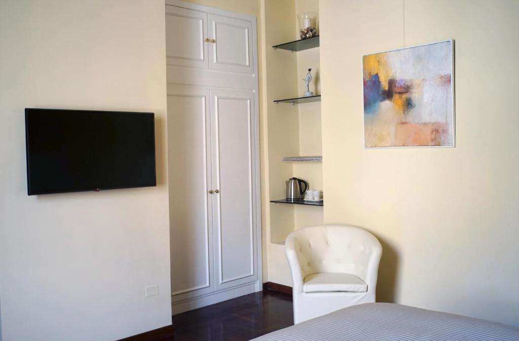 Televízia a/alebo spoločenská miestnosť v ubytovaní Calabritto Suite