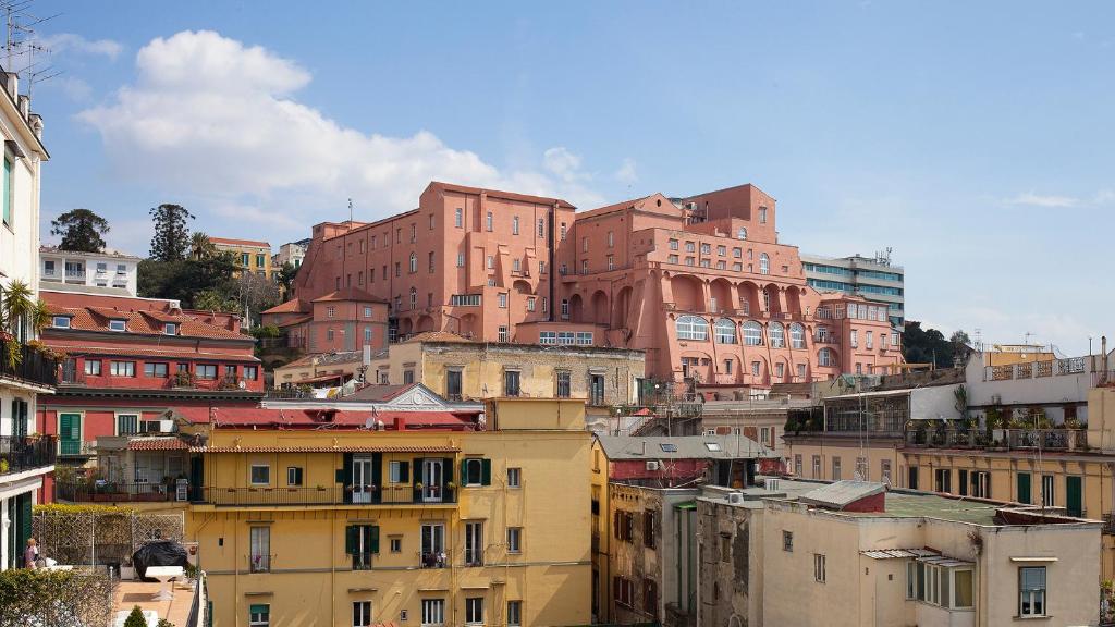 widok na miasto z wieloma budynkami w obiekcie Calabritto Suite w mieście Neapol