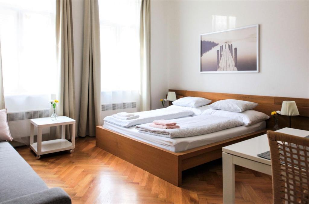 una camera con un grande letto di City Castle Aparthotel a Praga