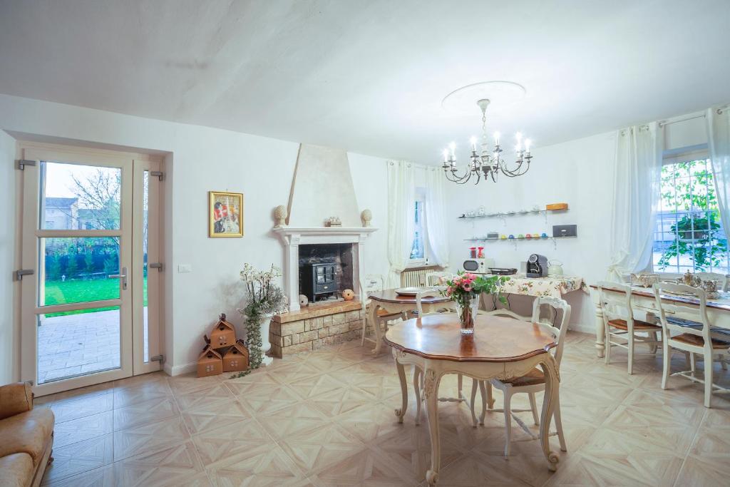 salon ze stołem i kominkiem w obiekcie Garda Relais Antica Romelia w mieście Montichiari