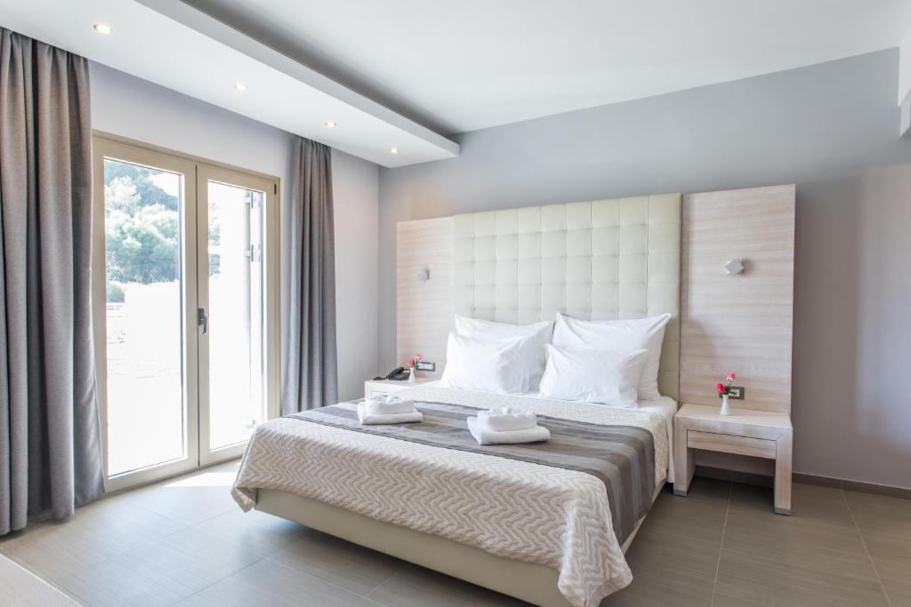 Posteľ alebo postele v izbe v ubytovaní Aqua Oliva Resort Syvota
