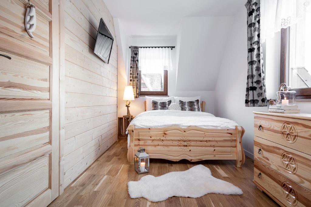 コシチェリスコにあるApartament Rozetaの木製の壁のベッドルーム1室(ベッド1台付)