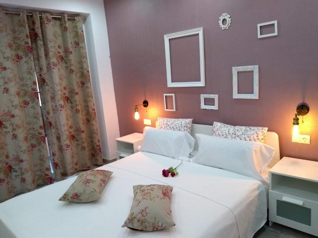 バレンシアにあるNew apartment bioparcのベッドルーム1室(大きな白いベッド1台、枕2つ付)