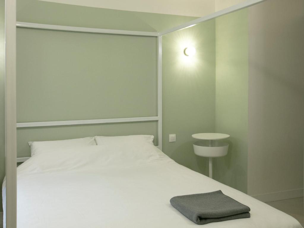 - une chambre avec un lit blanc et une serviette dans l'établissement Hotel 0482, à Odessa