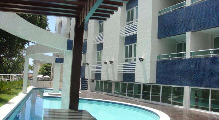 um edifício com piscina em frente a um edifício em Le Parc Residencial - Manaira - Joao Pessoa em João Pessoa
