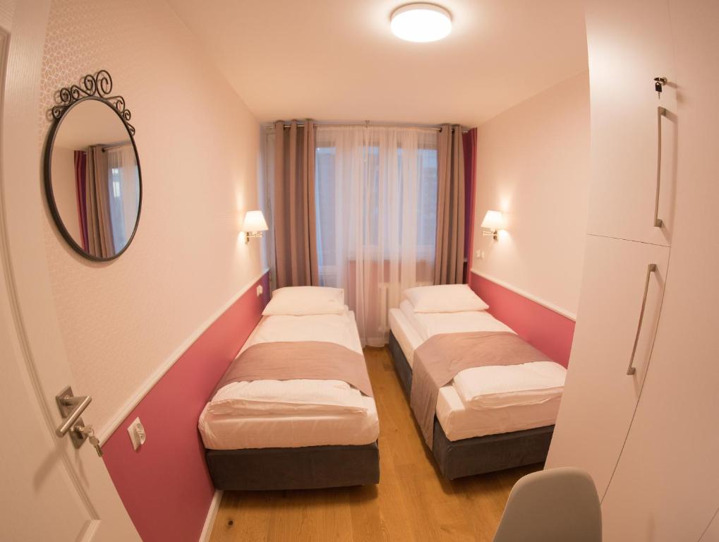Posteľ alebo postele v izbe v ubytovaní Apartament Hotel Grzybowska 9