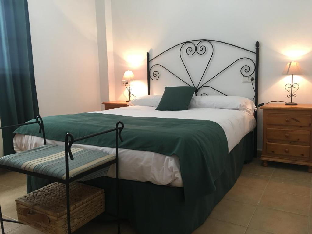 ロンダにあるCasa Ángela by CasaTuristicaのベッドルーム1室(大型ベッド1台、緑の毛布付)