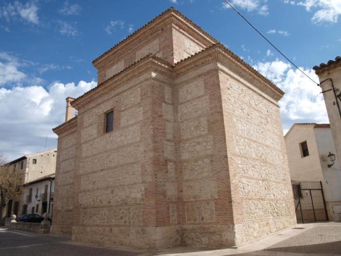 un bâtiment en briques sur le côté d'une rue dans l'établissement El Patrón, à Chinchón