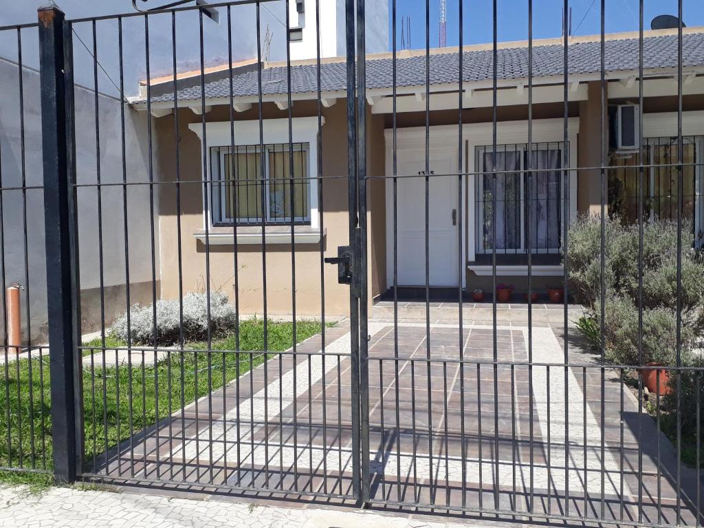 una puerta delante de una casa en Casa More en Salta