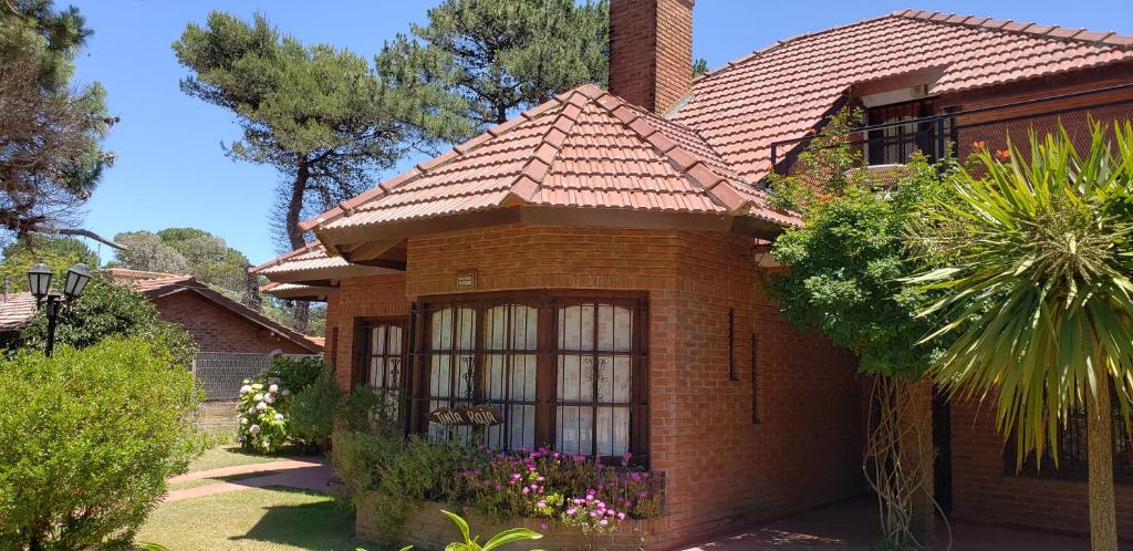 una pequeña casa de ladrillo con tejado en Casa Tinta Roja 1 en Villa Gesell