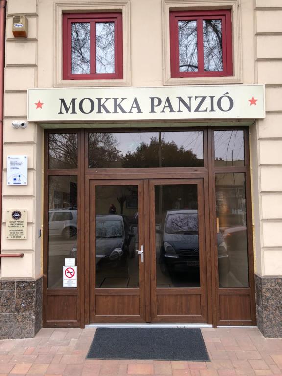 een deur naar een musicka panzio-gebouw bij MOKKA PANZIÓ in Szarvas