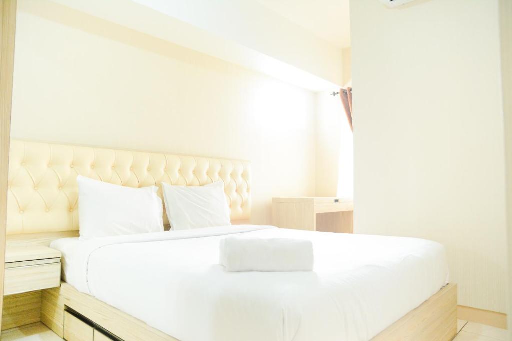Postel nebo postele na pokoji v ubytování Comfortable 2BR Springlake Summarecon Apartment By Travelio
