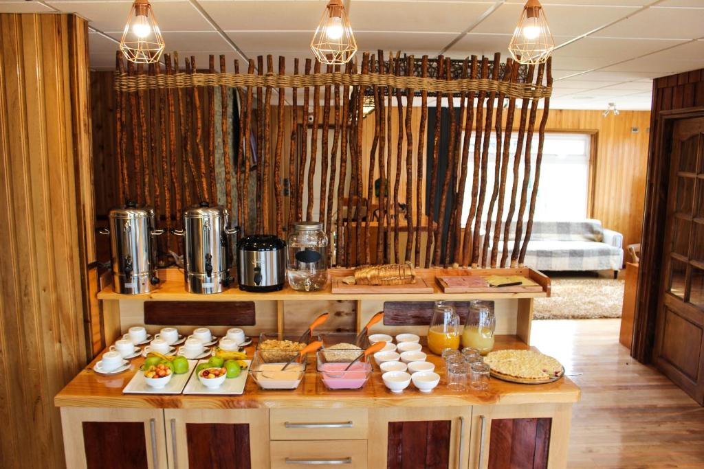 una stanza con un tavolo con sopra del cibo di Hotel Aliwen a Dalcahue