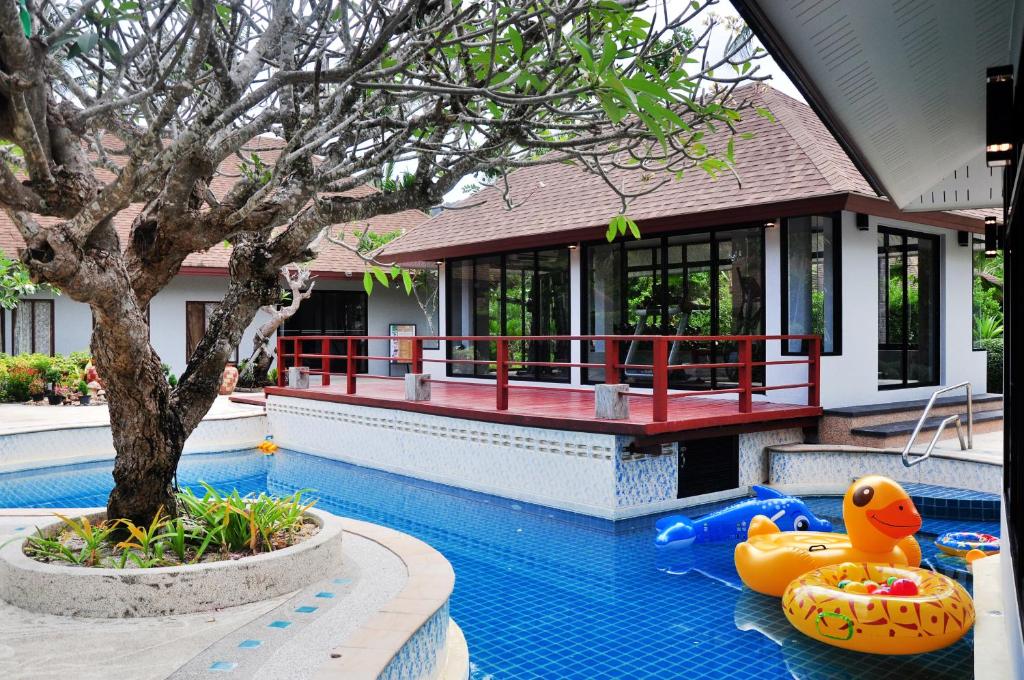 Bazén v ubytování Lanta Sand Resort & Spa nebo v jeho okolí