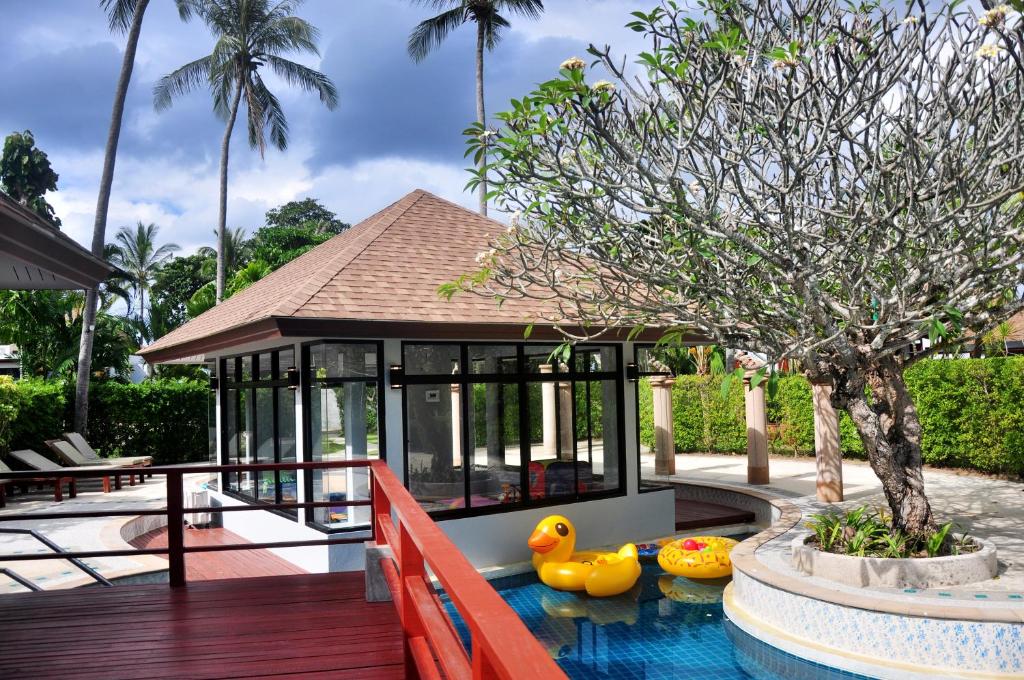 Bazén v ubytování Lanta Sand Resort & Spa nebo v jeho okolí