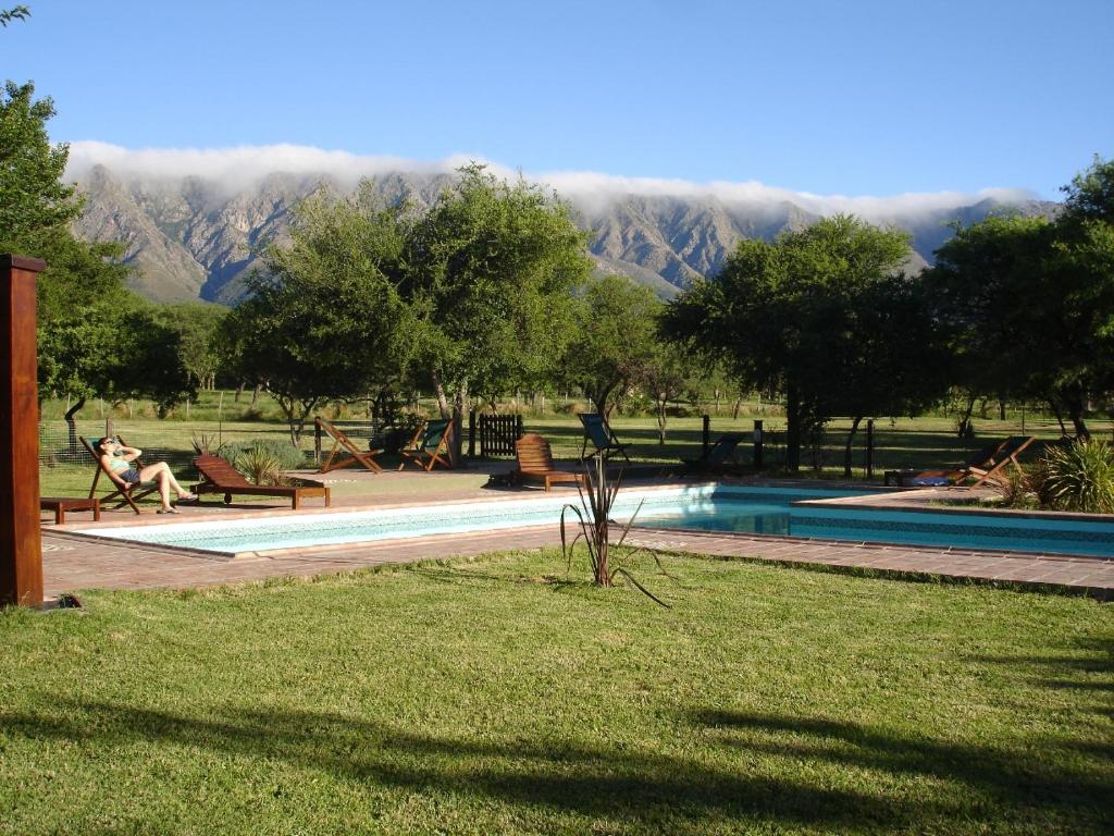 una piscina en un parque con montañas al fondo en Fincas del Huacle en Nono