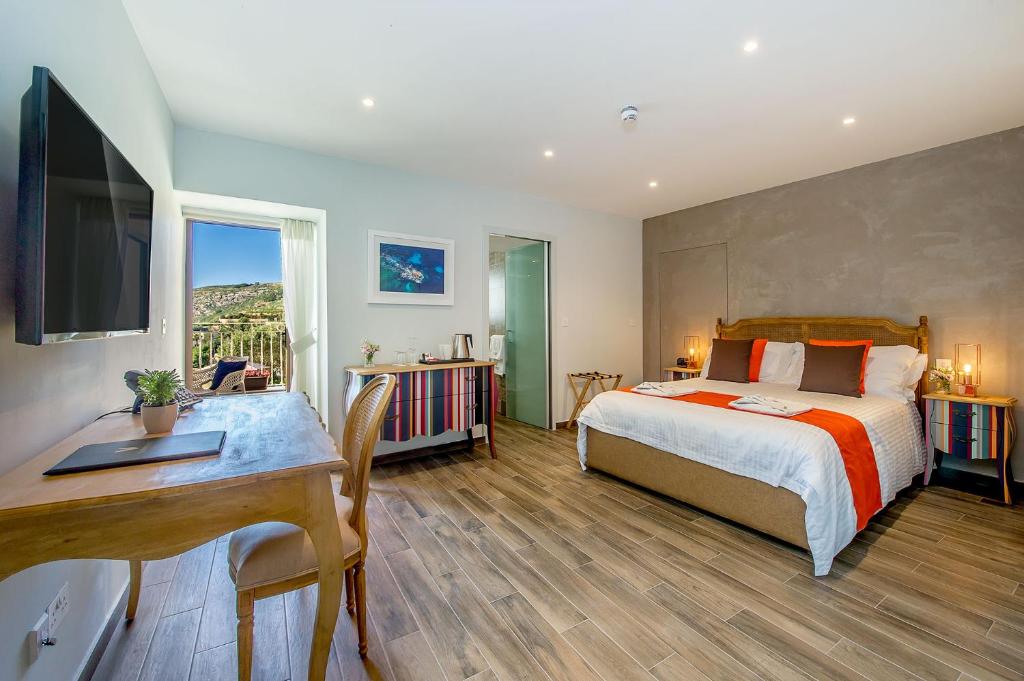 Кровать или кровати в номере Viewpoint Boutique Living
