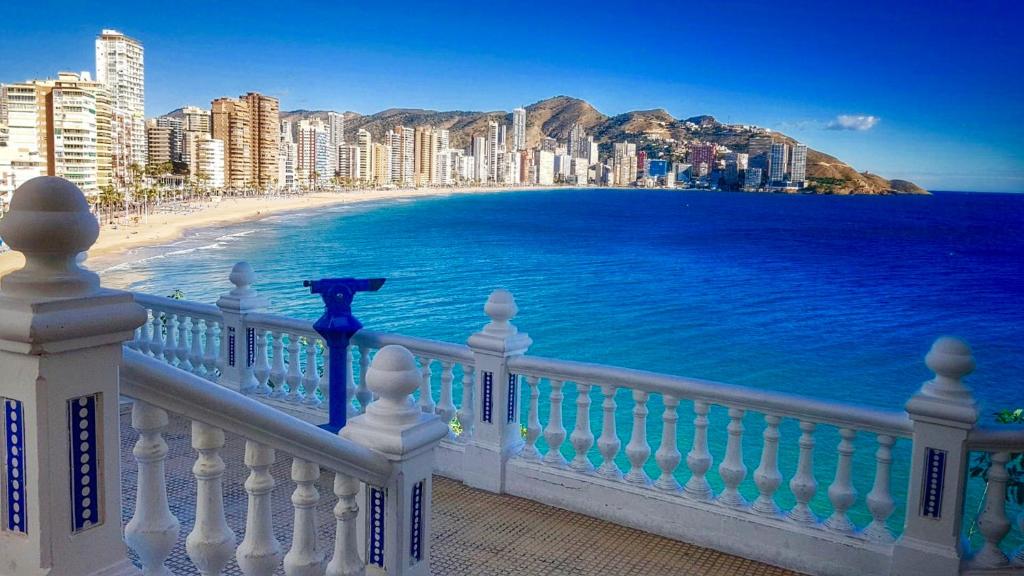 einen Balkon mit Blick auf den Strand und die Gebäude in der Unterkunft Ducado of the Sea in Benidorm