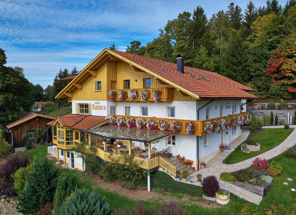 eine Luftansicht eines Hauses mit Dach in der Unterkunft Haus Talblick in Bodenmais