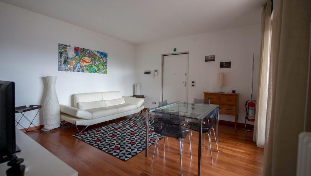 - un salon avec un canapé blanc et une table en verre dans l'établissement B&B Pierpy Appartamento Pescara Mare, à Pescara
